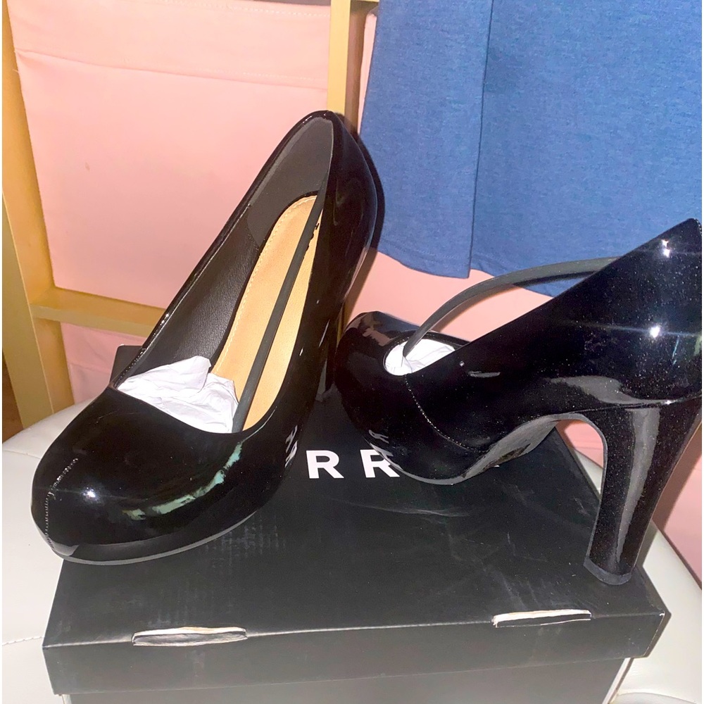 Black patent platform pumps!